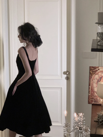 Robe noire vintage élégante en velours à fines bretelles pour femme, tenue d'anniversaire P941