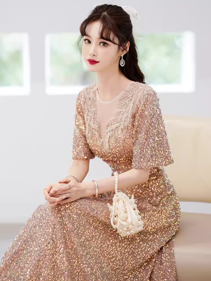 Une robe de soirée longue à paillettes dorées, coupe droite, pour bal de promo P878