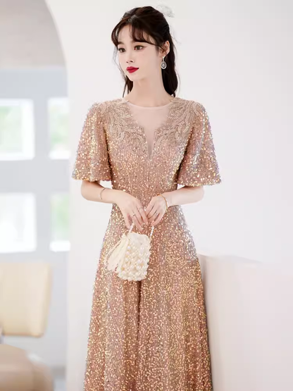 Une robe de soirée longue à paillettes dorées, coupe droite, pour bal de promo P878