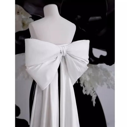 Bescheidene A-Linien Trägerlose Lange Ärmellose Satin Schwarze Ballkleider P1234