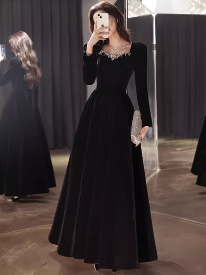 Belle robe de bal longue en velours noir à manches longues coupe évasée P1325