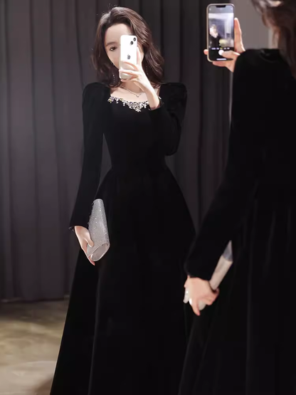 Belle robe de bal longue en velours noir à manches longues coupe évasée P1325