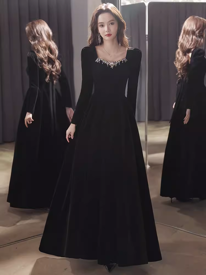 Belle robe de bal longue en velours noir à manches longues coupe évasée P1325