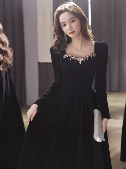 Belle robe de bal longue en velours noir à manches longues coupe évasée P1325