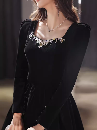 Belle robe de bal longue en velours noir à manches longues coupe évasée P1325