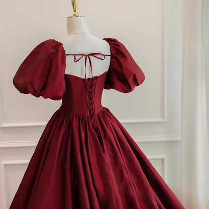 Magnifique robe de bal longue en satin bordeaux à col carré pour le bal de promo P1330
