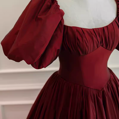 Magnifique robe de bal longue en satin bordeaux à col carré pour le bal de promo P1330