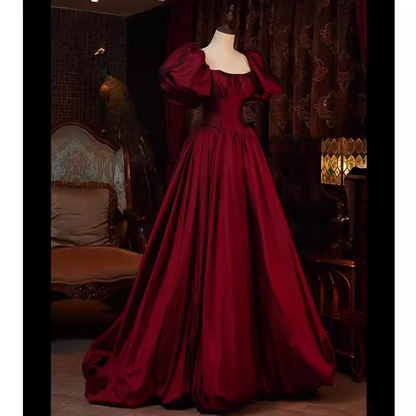 Magnifique robe de bal longue en satin bordeaux à col carré pour le bal de promo P1330