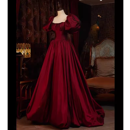 Magnifique robe de bal longue en satin bordeaux à col carré pour le bal de promo P1330