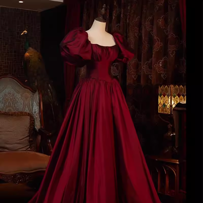 Magnifique robe de bal longue en satin bordeaux à col carré pour le bal de promo P1330