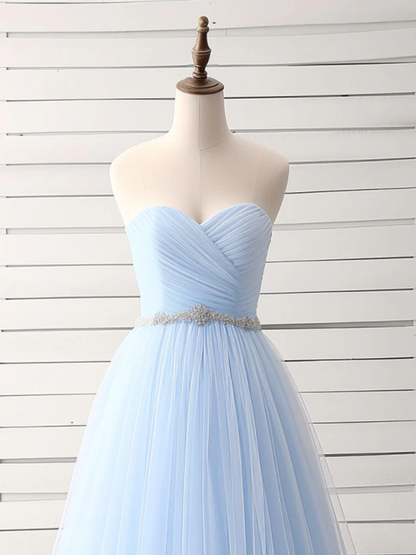 Robe de bal longue en tulle bleu ciel coupe trapèze et col bustier P1579