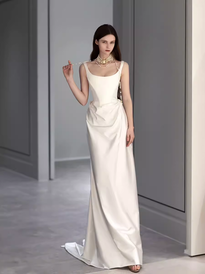 Einfaches Meerjungfrau-Abendkleid mit Carmen-Ausschnitt in Weiß P2065