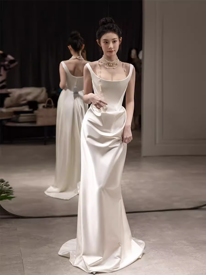 Einfaches Meerjungfrau-Abendkleid mit Carmen-Ausschnitt in Weiß P2065