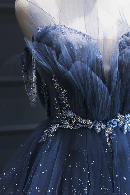 Ein königsblaues Tüll-Abendkleid, lang, mit Perlenstickerei P2206