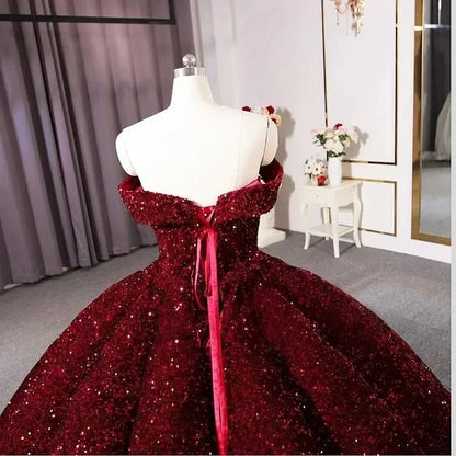 Luxuriöses burgunderrotes Ballkleid schulterfrei mit Rüschen für den Abschlussball, Outfits zum 22. Geburtstag P803