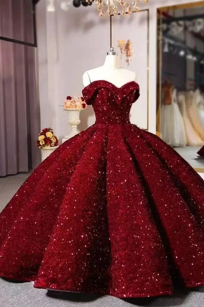 Luxuriöses burgunderrotes Ballkleid schulterfrei mit Rüschen für den Abschlussball, Outfits zum 22. Geburtstag P803