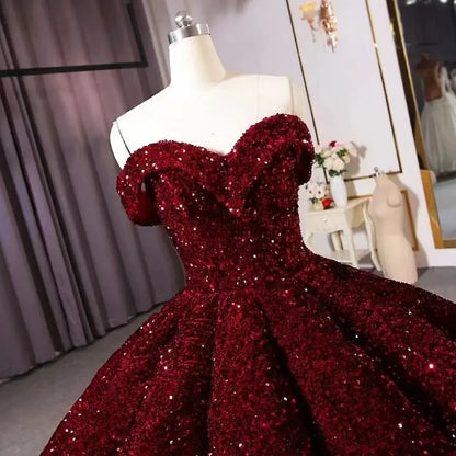 Luxuriöses burgunderrotes Ballkleid schulterfrei mit Rüschen für den Abschlussball, Outfits zum 22. Geburtstag P803