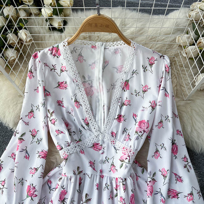 Weißes V-Ausschnitt Blumenmuster Langarmkleid P266