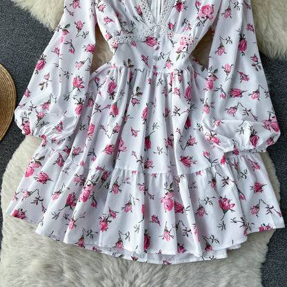 Weißes V-Ausschnitt Blumenmuster Langarmkleid P266