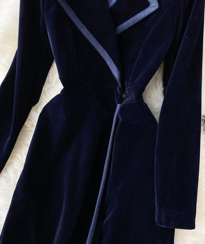 Elegantes Samt-Mantelkleid P300
