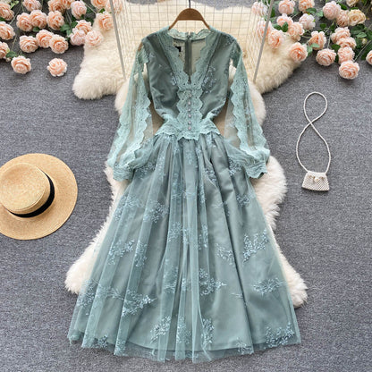 Niedliches langärmeliges Damenkleid mit V-Ausschnitt aus Spitze P106