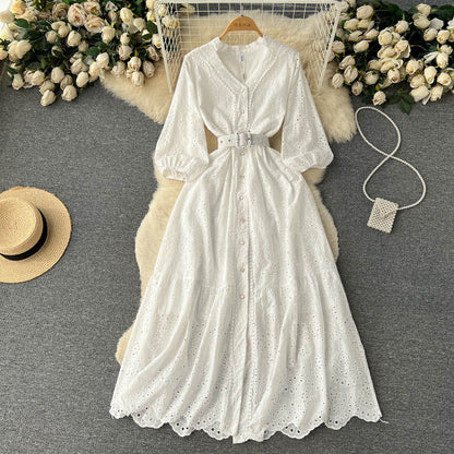Ein Damenkleid aus Spitze mit V-Ausschnitt P093