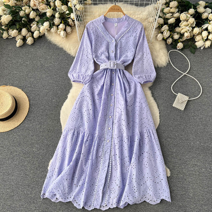Ein Damenkleid aus Spitze mit V-Ausschnitt P093