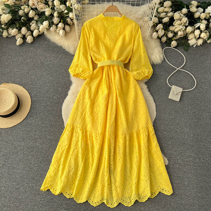 Ein Damenkleid aus Spitze mit V-Ausschnitt P093