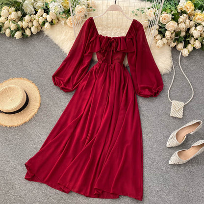 Ein Chiffonkleid mit eckigem Ausschnitt, langen Ärmeln und A-Linie für Damen P097