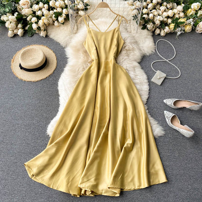 Einfaches, rückenfreies, kurzes Sommerkleid für Damen P121
