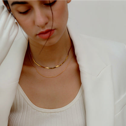 Zierliche Schlangen-Doppelketten-Choker, Schlangenkette, Fischgrätenkette, Goldene Doppel-Halskette, Omega-Halskette, Dünne Halskette E019