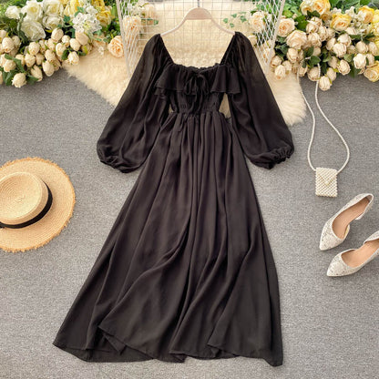 Ein Chiffonkleid mit eckigem Ausschnitt, langen Ärmeln und A-Linie für Damen P097