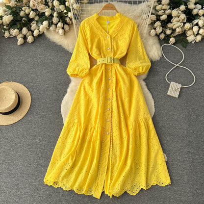 Ein Damenkleid aus Spitze mit V-Ausschnitt P093