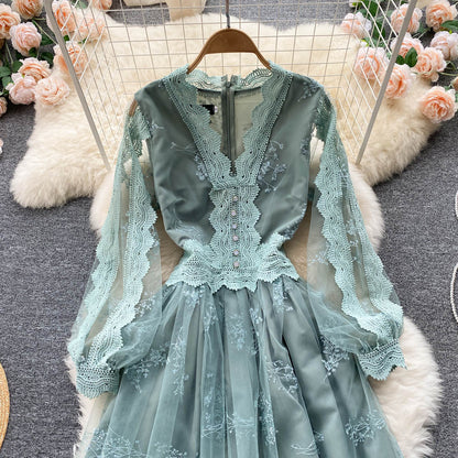 Niedliches langärmeliges Damenkleid mit V-Ausschnitt aus Spitze P106