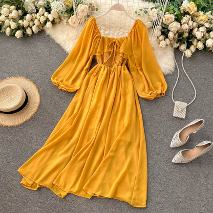 Ein Chiffonkleid mit eckigem Ausschnitt, langen Ärmeln und A-Linie für Damen P097