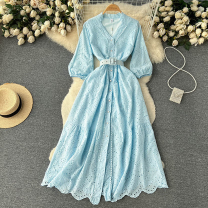 Ein Damenkleid aus Spitze mit V-Ausschnitt P093