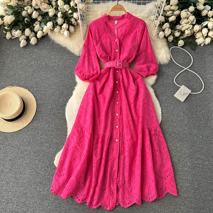 Ein Damenkleid aus Spitze mit V-Ausschnitt P093