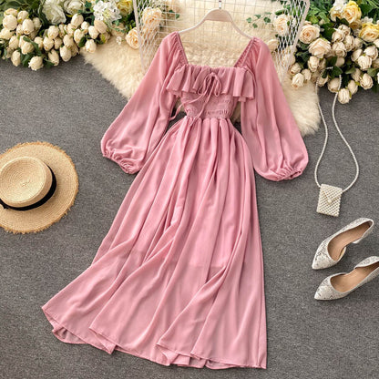 Ein Chiffonkleid mit eckigem Ausschnitt, langen Ärmeln und A-Linie für Damen P097