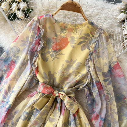 Süßes Damenkleid mit A-Linie, langen Ärmeln und Blumenmuster P099
