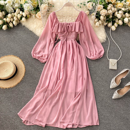Ein Chiffonkleid mit eckigem Ausschnitt, langen Ärmeln und A-Linie für Damen P097