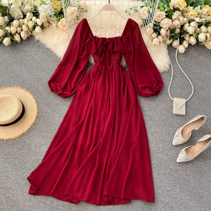 Ein Chiffonkleid mit eckigem Ausschnitt, langen Ärmeln und A-Linie für Damen P097