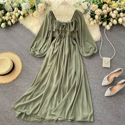 Ein Chiffonkleid mit eckigem Ausschnitt, langen Ärmeln und A-Linie für Damen P097
