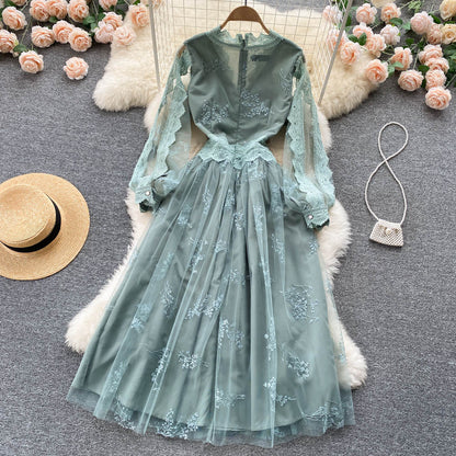Niedliches langärmeliges Damenkleid mit V-Ausschnitt aus Spitze P106