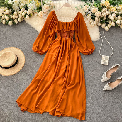 Ein Chiffonkleid mit eckigem Ausschnitt, langen Ärmeln und A-Linie für Damen P097