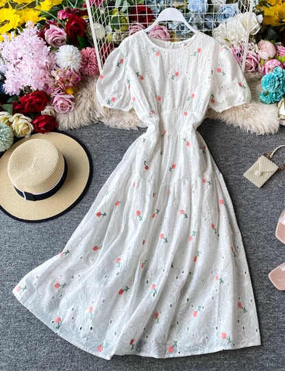 Niedliches locker sitzendes weißes besticktes Kleid 056