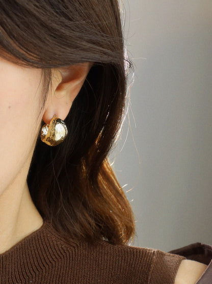 Boucles d'oreilles françaises texturées dorées, design de niche, haut de gamme, luxe léger, tempérament polyvalent, boucles d'oreilles en métal pour femmes e010