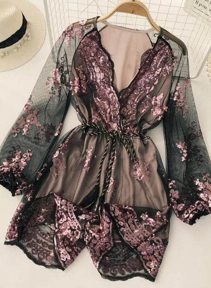 Ein langärmeliges Pailletten-Kleid mit V-Ausschnitt in A-Linie 049