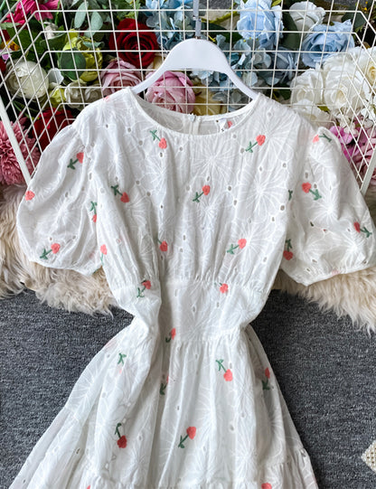 Niedliches locker sitzendes weißes besticktes Kleid 056