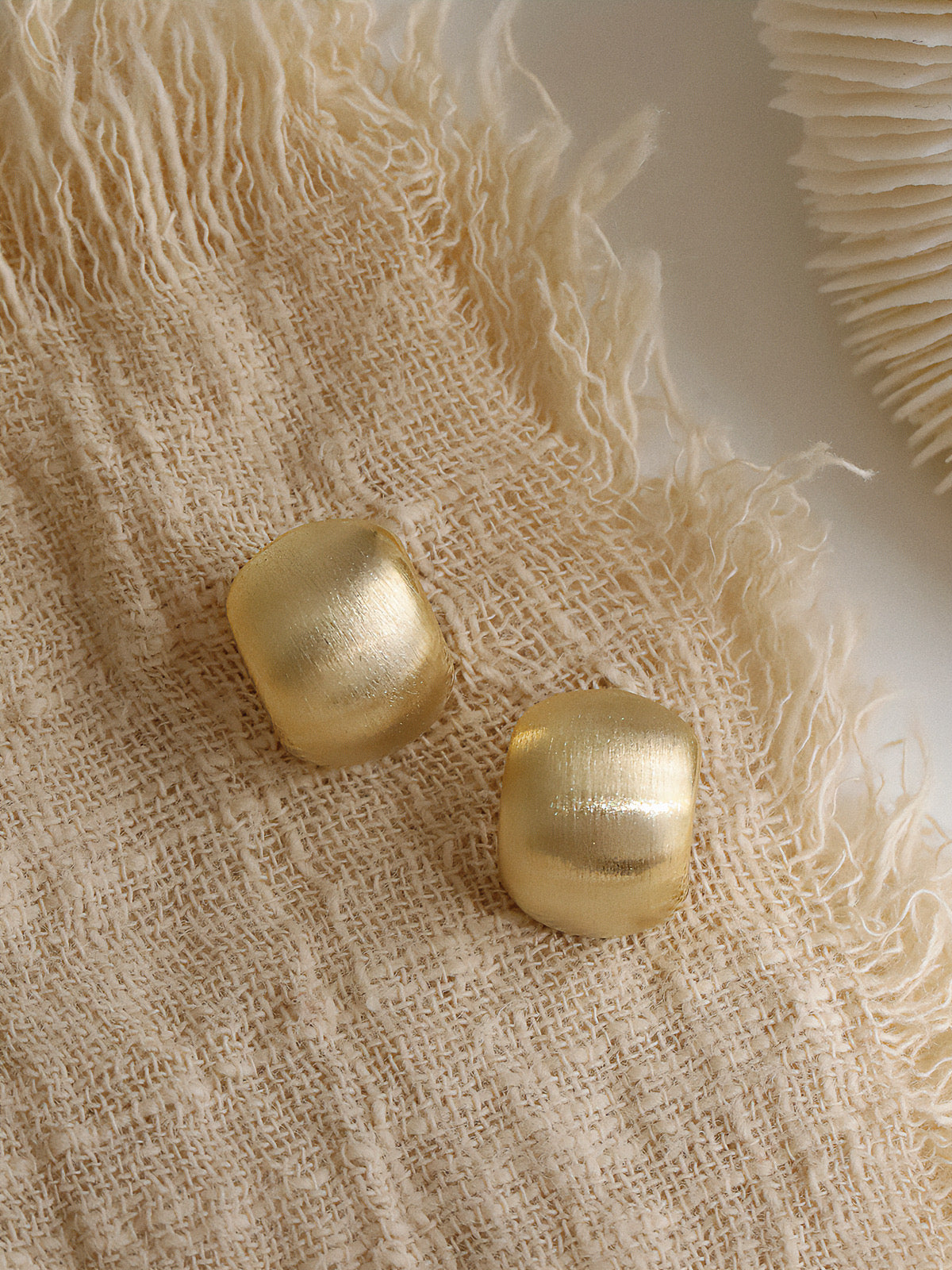Frosted adzuki Doudou French niche earrings women's ins style high-end sense simple and versatile earrings temperament earrings e006