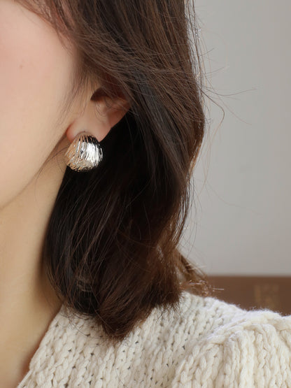 Boucles d'oreilles françaises texturées dorées, design de niche, haut de gamme, luxe léger, tempérament polyvalent, boucles d'oreilles en métal pour femmes e010